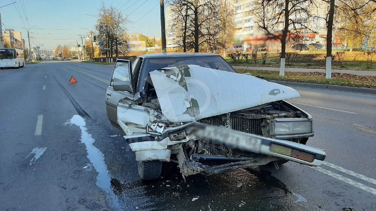 Легковушка столкнулась с автобусом в Дзержинске - фото 1