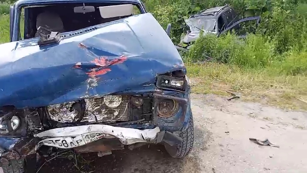 Два водителя и пассажир получили травмы в столкновении легковушек в Ковернинском районе - фото 2