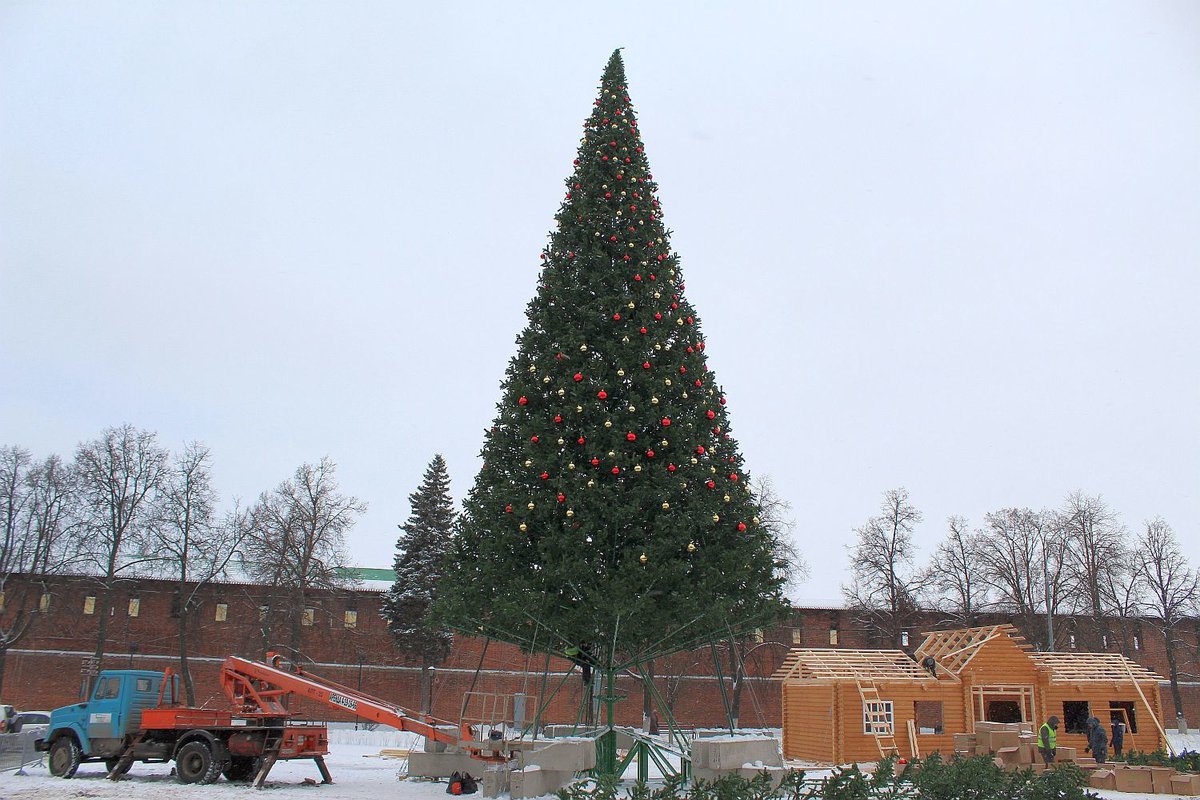 Установок елочка. Нижний городская елка. Нижний Новгород ель. Горьковская Новогодняя елка украшенная. Новогодние украшения Нижний Новгород.