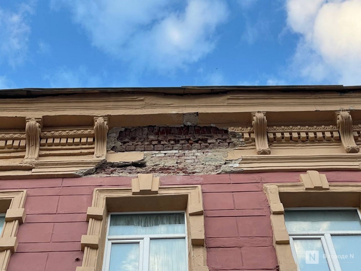 Декор фасада исторического здания на улице Большой Покровской начал разрушаться - фото 1