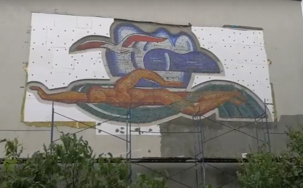 Мозаику с пловцом восстановили на здании нижегородского спортклуба - фото 1
