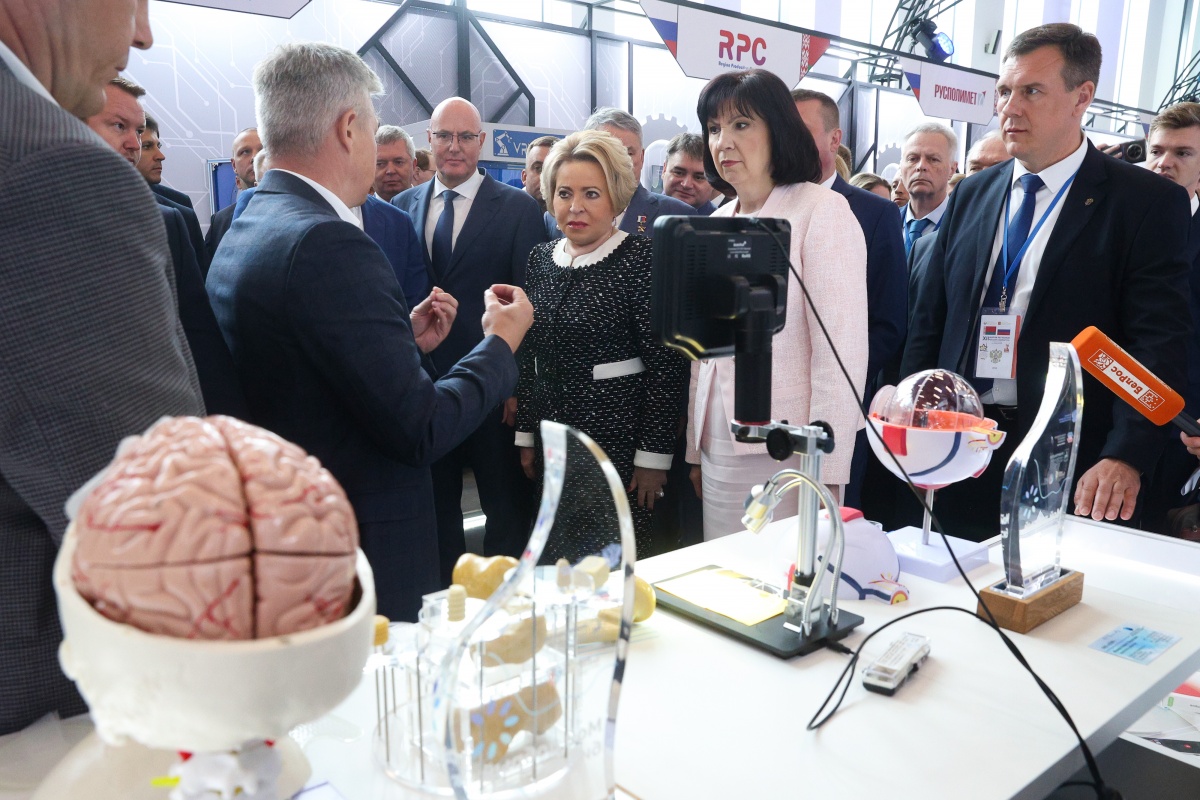 Матвиенко оценила шубы и лазеры на выставке в Нижнем Новгороде - фото 1