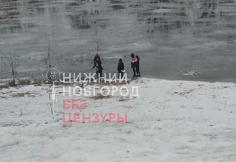 Ребенок провалился под лед на Силикатном озере - фото 1