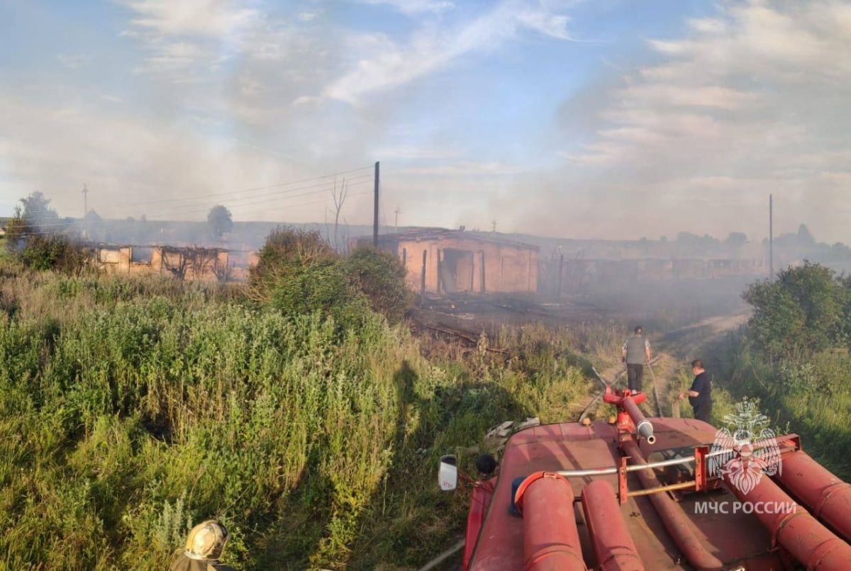 Заброшенное здание загорелось в Шатковском районе - фото 1