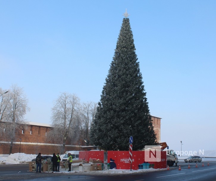 Главную елку Нижнего Новгорода демонтируют на площади Минина и Пожарского - фото 1