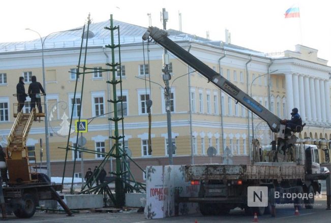 Главную нижегородскую елку демонтировали на площади Минина и Пожарского - фото 7
