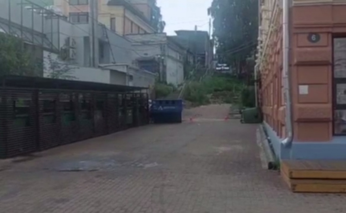 Неизвестный автомобилист влетел в группу пешеходов на улице Рождественской