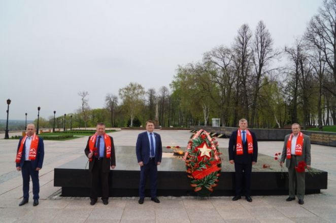 Члены нижегородского отделения КПРФ возложили цветы к Вечному огню - фото 4