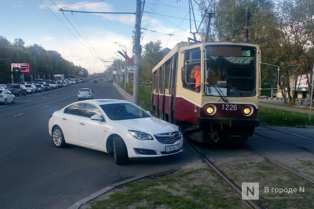 Трамваи встали на проспекте Гагарина из-за аварии на путях - фото 1