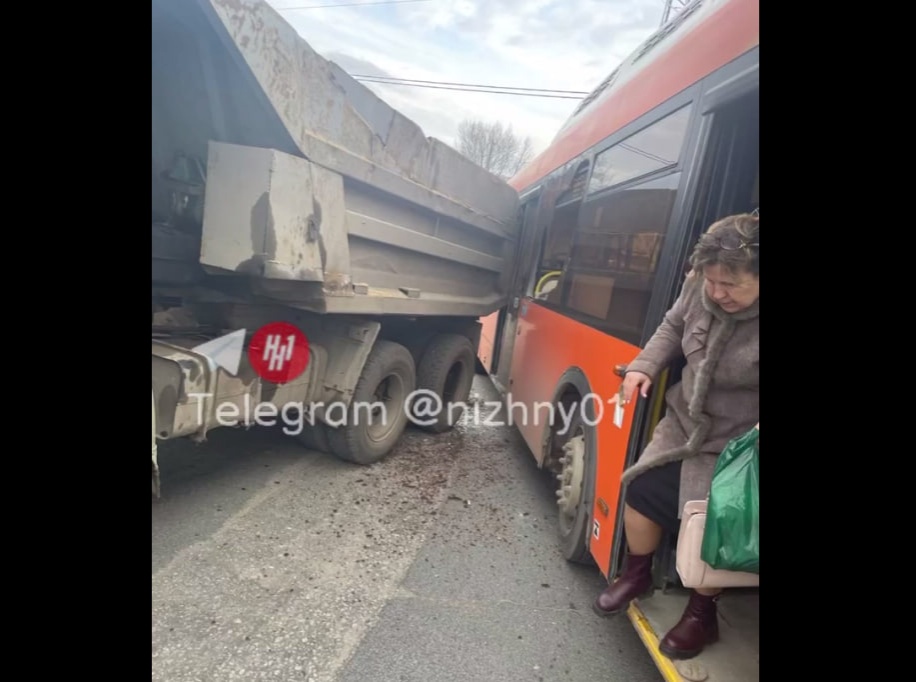 Автобус столкнулся с КамАЗом в Нижнем Новгороде - фото 1