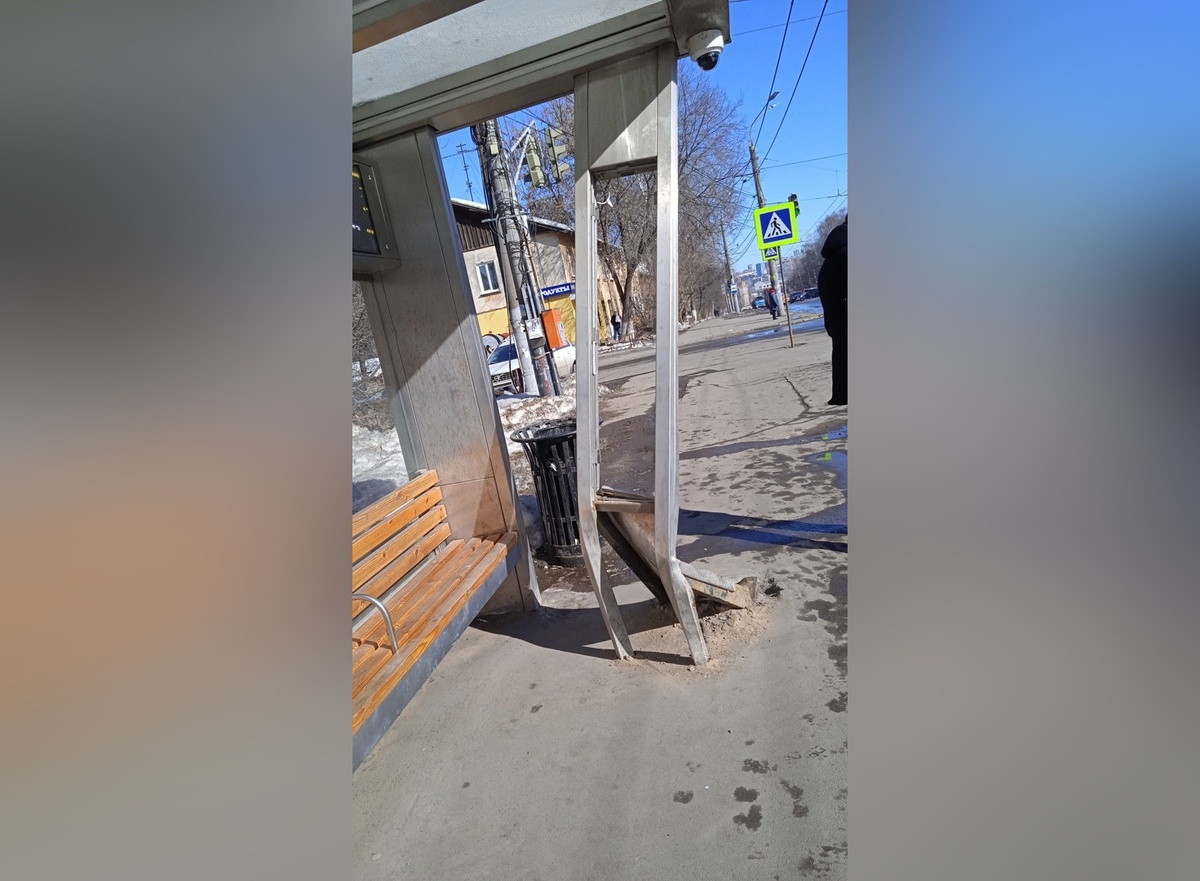 Павильон остановки разрушился на улице Головнина в Нижнем Новгороде